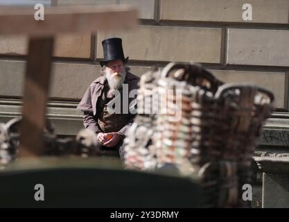 Während der Dreharbeiten von Guillermo del Toros Frankenstein in Edinburgh werden am Set Extras gecastet. Bilddatum: Freitag, 13. September 2024. Stockfoto