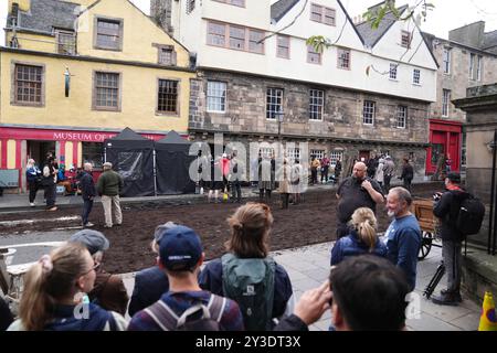 Während der Dreharbeiten von Guillermo del Toros Frankenstein in Edinburgh werden am Set Extras gecastet. Bilddatum: Freitag, 13. September 2024. Stockfoto
