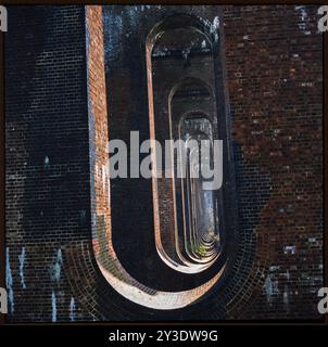 Ouse Valley Viaduct, Boarde Hill Lane, Balcombe, West Sussex, 1987. Allgemeiner Blick entlang der zentralen Leere in den Piers des Ouse Valley Viaduct von Norden. Stockfoto