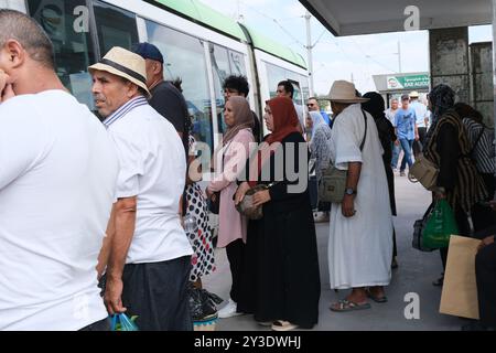 Passagiere steigen an der Haltestelle Bab Alioua in der tunesischen Hauptstadt in eine Straßenbahn Stockfoto