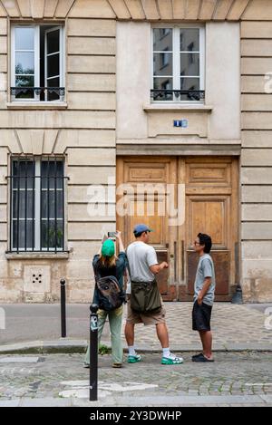 Touristen besuchen den Place de l'Estrapade, den Drehort für Emily Coopers Wohnung in Netflix'Emily in Paris. Paris, Frankreich, 23. August 2024 Stockfoto