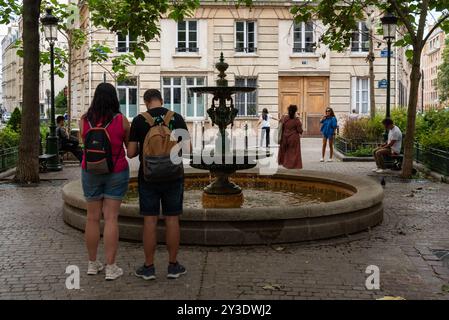 Touristen besuchen den Place de l’Estrapade, einen Drehort für die erfolgreiche Netflix-Serie „Emily in Paris“. Paris, Frankreich, 23. August 2024. Stockfoto