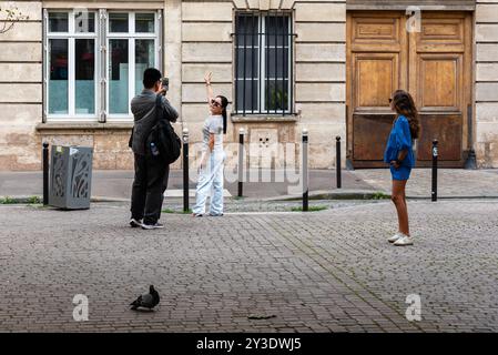 Touristen besuchen den Place de l'Estrapade, den Drehort für Emily Coopers Wohnung in Netflix'Emily in Paris. Paris, Frankreich, 23. August 2024. Stockfoto