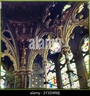 St Mary's Church, Studley Royal, Lindrick mit Studley Royal and Fountains, Harrogate, North Yorkshire, 1979. Innenansicht der St. Mary's Church, Studley Park, mit Skulpturen von Engeln und verzierten Trazereien im Chor. Stockfoto