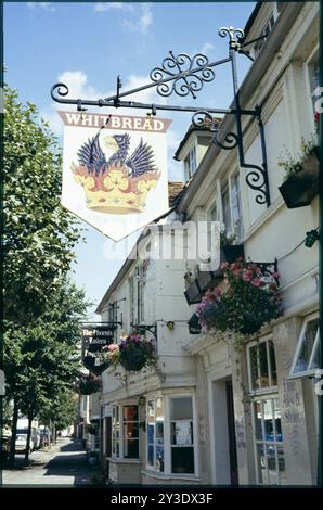 Inn-Schild und vordere Höhe des Phoenix Public House, 98-99 Abbey Street, Faversham, Swale, Kent, 1984; von Südwesten aus gesehen. Stockfoto