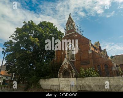 Die verbrannten Überreste des St. Michael's Community Centre in einer ehemaligen Kirche in Ipswich, Suffolk, Großbritannien Stockfoto