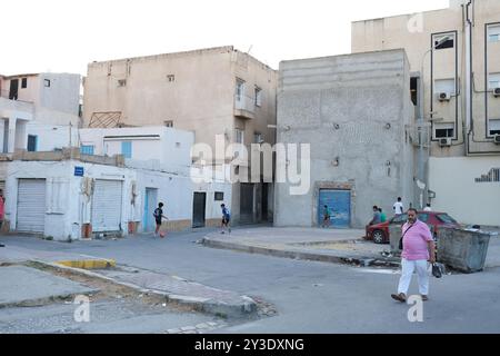 In einem Vorort der tunesischen Hauptstadt Tunis spielen Jungen Fußball auf der Straße Stockfoto