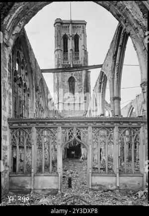 Temple Church, Victoria Street, City of Bristol, 1941. Ein Blick aus dem Inneren der Ruinen der Tempelkirche, Blick nach Osten vom Chor vorbei an der Leinwand und entlang des Kirchenschiffs in Richtung Turm. Die Kirche wurde durch feindliche Bombenangriffe im Jahr 1940 schwer beschädigt. Stockfoto