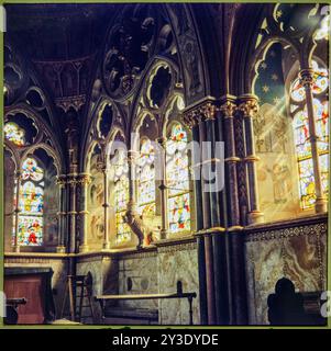 St Mary's Church, Studley Royal, Lindrick mit Studley Royal and Fountains, Harrogate, North Yorkshire, 1979. Innenansicht der St. Mary's Church, Studley Park, mit Buntglasfenstern im Chor. Stockfoto