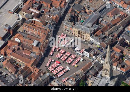 Newark-on-Trent Market Place und Town Hall, Teil der High Street Heritage Action Zone, Nottinghamshire, 2022. Stockfoto