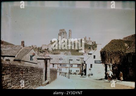 Corfe Castle, Purbeck, Dorset, 1930-1939. Der Blick auf Corfe Castle von der East Street aus mit der Veranda Nr. 27 im rechten Vordergrund und dem Greyhound Inn am Ende der Straße. Stockfoto