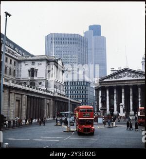 Bank of England, Threadneedle Street, City of London, Greater London Authority, 1975-1985. Allgemeiner Blick aus dem Südwesten der Bank of England und der Royal Exchange, mit dem Stock Exchange Tower und dem Tower 42 dahinter. Stockfoto