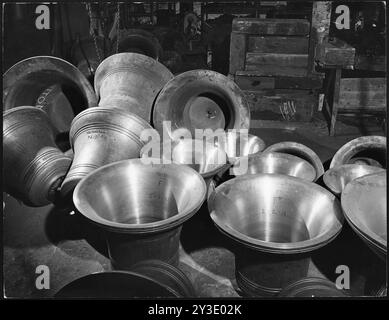 Eine Sammlung von Glocken in der Whitechapel Bell Foundry, 32-34 Whitechapel Road, Whitechapel, Tower Hamlets, Greater London Authority, 1974. Stockfoto