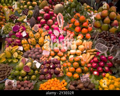 Obst und Gemüse in La Bouqueria, Barcelonas berühmtester Markt und Touristenattraktion, im Zentrum der Stadt, Spanien, 2020. Stockfoto