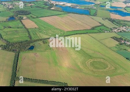 Thornborough Henges, eine Gruppe von drei fast identischen neolithischen und frühbronzezeitlichen Henges, die in einer Reihe angeordnet sind, Thornborough Moor, North Yorkshire, 2023. Stockfoto