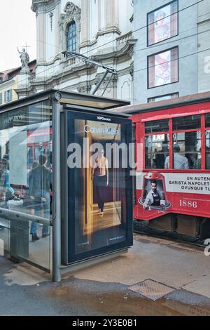 Clavin Klein Werbetafeln an der Straßenbahnhaltestelle in der Via Manzoni Milano, Italien Stockfoto