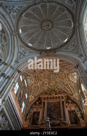 Die Mezquita, die ehemalige islamische Großmoschee von Cordoba, wurde 785 in die katholische Kathedrale unserer Lieben Frau von der Himmelfahrt umgewandelt, 1236 in Cordoba, Spanien, 2023. Stockfoto