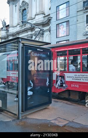 Clavin Klein Werbetafeln an der Straßenbahnhaltestelle in der Via Manzoni Milano, Italien Stockfoto