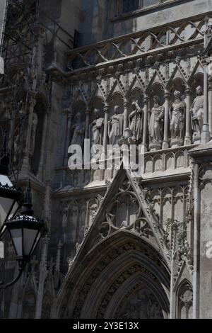 Aufwendiger Figureneingang zur Votivkirche aus dem Jahr 1879, erbaut zur Feier des erfolglosen Attentats auf Kaiser Franz Josef, Wien, Österreich, 2022. Nach dem Attentat auf Franz Joseph 1853 startete sein Bruder Erzherzog Ferdinand Maximilian eine Kampagne zur Errichtung einer Kirche, die Gott für die Rettung des Kaisers danken sollte. Stockfoto