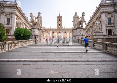 Rom, Italien - 18. August 2024: Cordonata capitolina führt von der Piazza d'Aracoeli zur Piazza del Campidoglio. Stockfoto