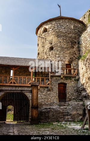 Altes Schloss. Mittelalterliches russisches Tor aus Stein. Innenhof. Kamianets-Podilskyi, Ukraine Stockfoto