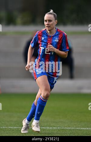 LONDON, ENGLAND – 12. SEPTEMBER: Josie Green von Crystal Palace FC Women sieht während der Vorsaison für Damen auf, Kopf und Schultern Stockfoto