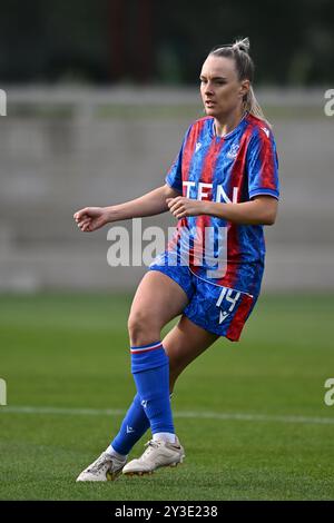 LONDON, ENGLAND – 12. SEPTEMBER: Josie Green von Crystal Palace FC Women, Body in voller Länge im Heimtrikot, während der Vorsaison-Freundschaftswette für Damen Stockfoto