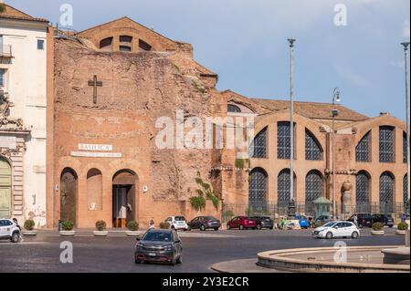 Rom, Italien - 12. August 2024: Außenansicht der Basilika Santa Maria der Engel und Märtyrer und der Bäder von Diokletian. Stockfoto