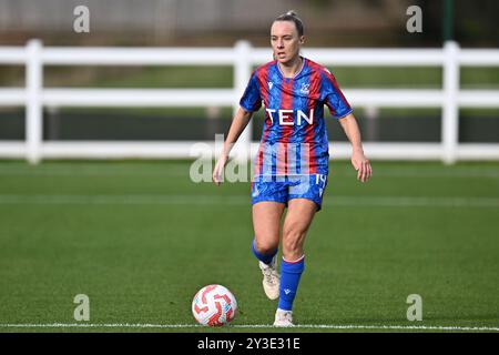 LONDON, ENGLAND – 12. SEPTEMBER: Josie Green von Crystal Palace FC Women, Body in voller Länge im Heimtrikot während des Spiels der Damen vor der Saison Stockfoto