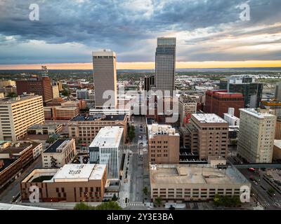 Omaha, Nebraska, USA Skyline der Innenstadt von oben bei Sonnenaufgang. Stockfoto