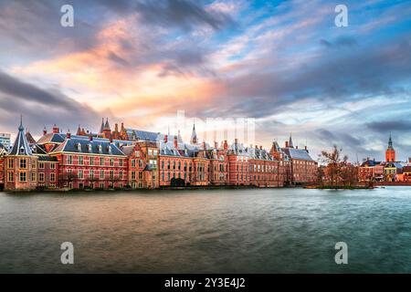 Die Haag, Niederlande Stadtbild bei Sonnenaufgang am Hofvijver-See. Stockfoto