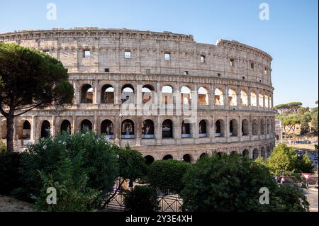 Rom, Italien - 13. August 2024: Außenansicht des Wahrzeichens des Kolosseums des antiken Römischen Reiches. Stockfoto