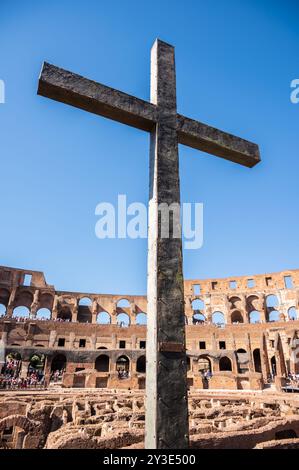 Rom, Italien - 13. August 2024: Christliches Kreuz, an dem sich der Bahnsteig des Kaisers innerhalb des Wahrzeichens Kolosseum befand. Stockfoto