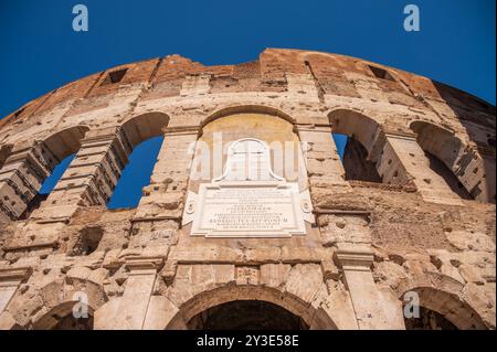 Rom, Italien - 13. August 2024: Detail des Äußeren des Kolosseums des antiken Römischen Reiches. Stockfoto