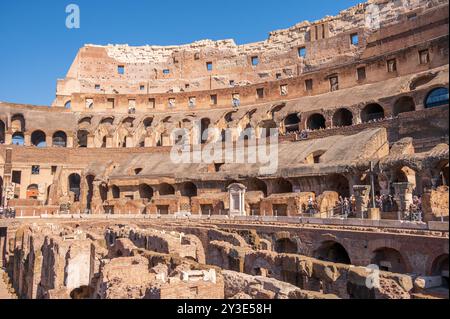 Rom, Italien - 13. August 2024: Im Inneren des Kolosseums des antiken Römischen Reiches. Stockfoto