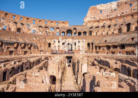 Rom, Italien - 13. August 2024: Im Inneren des Kolosseums des antiken Römischen Reiches. Stockfoto