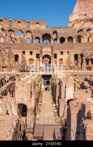 Rom, Italien - 13. August 2024: Im Inneren des Kolosseums des antiken Römischen Reiches. Stockfoto