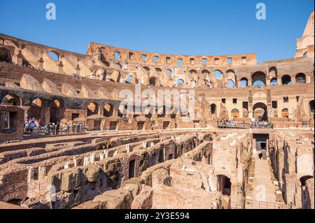 Rom, Italien - 13. August 2024: Im Inneren des Kolosseums des antiken Römischen Reiches. Stockfoto