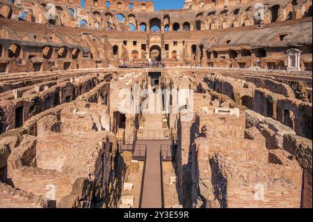 Rom, Italien - 13. August 2024: Im Inneren des Kolosseums des antiken Römischen Reiches. Stockfoto