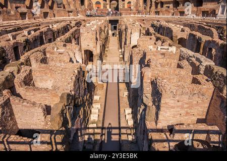 Rom, Italien - 13. August 2024: Im Inneren des Kolosseums des antiken Römischen Reiches. Stockfoto