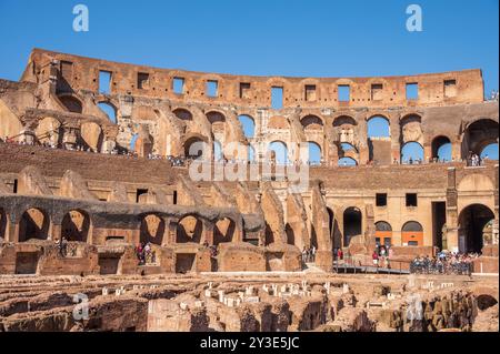 Rom, Italien - 13. August 2024: Im Inneren des Kolosseums des antiken Römischen Reiches. Stockfoto