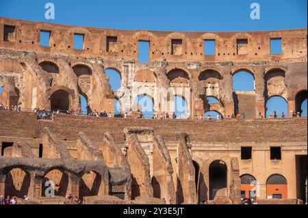 Rom, Italien - 13. August 2024: Im Inneren des Kolosseums des antiken Römischen Reiches. Stockfoto
