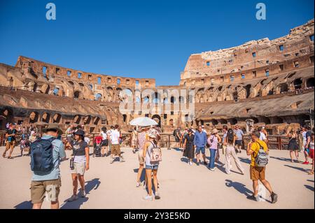 Rom, Italien - 13. August 2024: Im Inneren des Kolosseums des antiken Römischen Reiches. Stockfoto