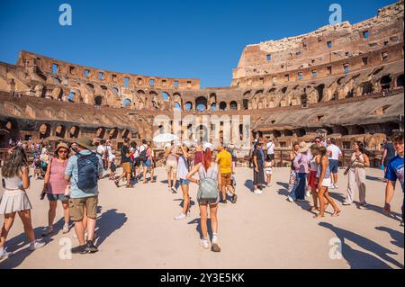 Rom, Italien - 13. August 2024: Im Inneren des Kolosseums des antiken Römischen Reiches. Stockfoto