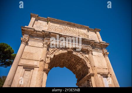 Triumphbogen des Titus an der Via Sacra in Rom. Stockfoto