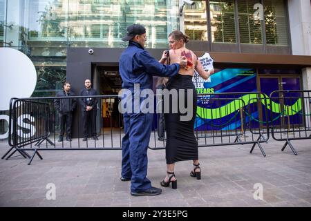 London, Großbritannien. September 2024. Zwei PETA-Aktivisten veranstalten Demonstrationen vor einem Modesaal. Mitglieder von PETA (People for the Ethical Treatment of Animals) hielten eine Demonstration gegen die Verwendung von Leder in Kleidung vor einem der Veranstaltungsorte der London Fashion Week ab. Quelle: SOPA Images Limited/Alamy Live News Stockfoto