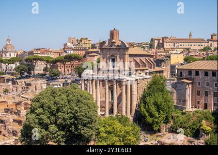 Rom, Italien - 13. August 2024: Blick vom Domus Tiberiana auf dem Palatin in Richtung Antoninus und Faustina-Tempel im römischen ForU Stockfoto