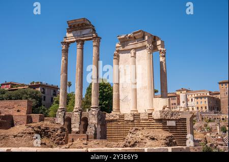 Rom, Italien - 13. August 2024: Ruinen von Gebäuden in den Foren Romanum. Stockfoto