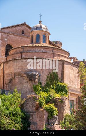 Rom, Italien - 13. August 2024: Blick auf den Tempel des Romulus in den römischen Foren. Stockfoto