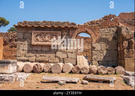 Rom, Italien - 13. August 2024: Ruinen von Gebäuden in den Foren Romanum. Stockfoto